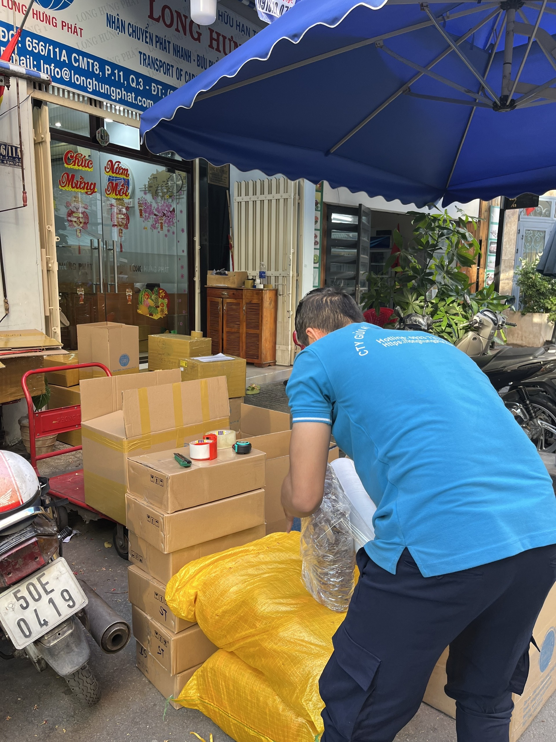 Gửi hoa giả đi Pháp