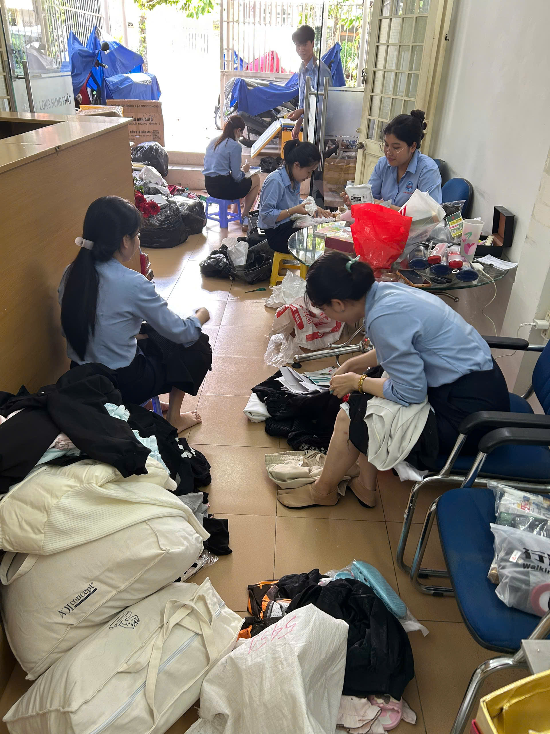 Gửi quần áo đi Mỹ giá chỉ 100k/1kg 